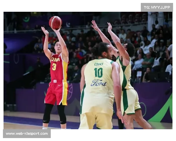 美加翰林杯风雨中球员奋勇拼搏展现顽强精神与体育风貌